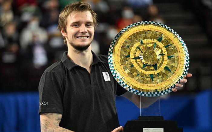 力估值超过 力估值超过